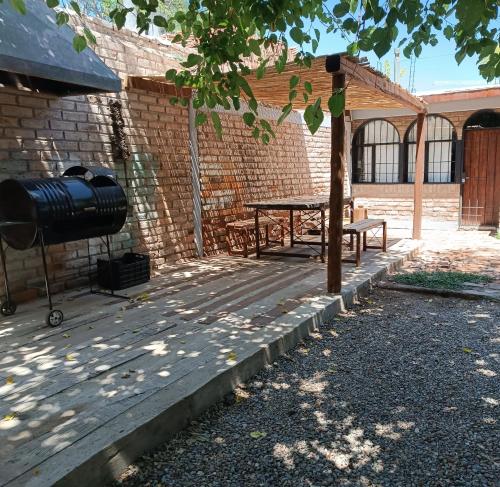 un patio con parrilla y mesa de picnic en La Ituzaingó en Mendoza