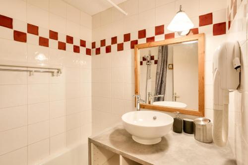 une salle de bain avec un lavabo, un miroir et une baignoire dans l'établissement Quartier Crève Cœur - maeva Home - 2 Pièces 5 Personnes Sélection MAE-3777, à Valmorel