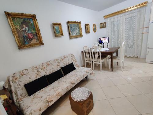 uma sala de estar com um sofá e uma mesa em Apartmani Petković em Zaboric