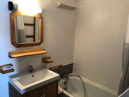 a bathroom with a sink and a mirror and a tub at Résidence quartier Hauts-Forts - Maeva Particuliers - Studio 4 Personnes Confort - Le Pas du Lac 124223 in Morzine