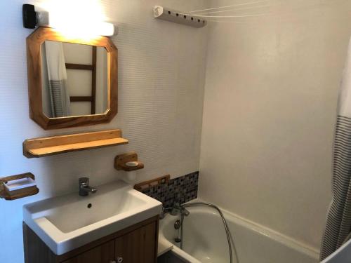 une salle de bain avec un lavabo, un miroir et une baignoire dans l'établissement Résidence quartier Hauts-Forts - maeva Home - Studio 4 Personnes Confort - Le Pas du Lac MAE-4223, à Morzine
