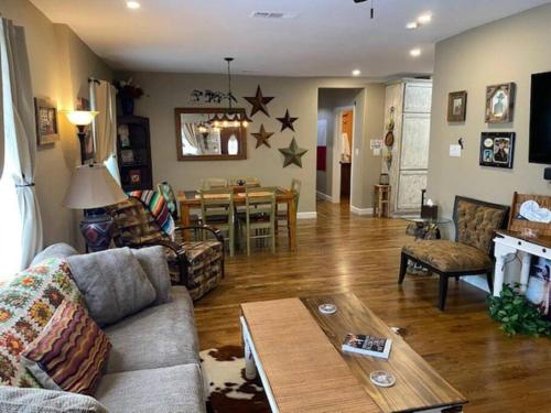 un soggiorno con un divano e un tavolo di StockYards!-1 block away ! Cowboy Cottage sleeps 9 a Fort Worth