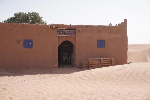 un edificio en medio del desierto en Green Camp Sahara, en Mhamid