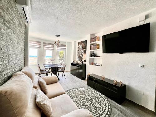 TV a/nebo společenská místnost v ubytování Apartamento de lujo con piscina y vistas al mar en Torrevieja