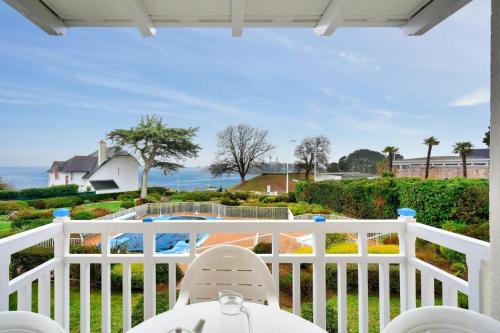 une véranda blanche avec vue sur l'océan dans l'établissement Le Cap Glénan - maeva Home - 2 Pièces 5 Personnes Confort MAE-5638, à Bénodet