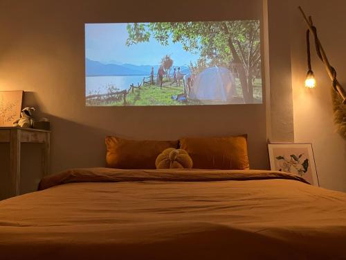 Schlafzimmer mit einem Bett und einem TV an der Wand in der Unterkunft GÁC home & decor in Hanoi
