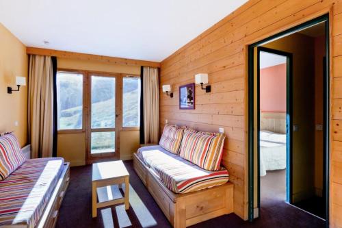 un salon avec un canapé et un lit dans l'établissement Résidence La Marelle et Le Rami - maeva Home - 2 Pièces 5 Personnes Sélection MAE-6534, à La Plagne Tarentaise