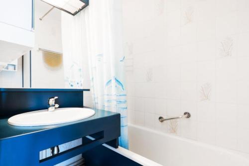 une salle de bain avec un lavabo, une baignoire et des toilettes dans l'établissement Studio 4 pers coeur de station - maeva Home - Studio 4 Personnes Confort MAE-7426, à Font-Romeu-Odeillo-Via