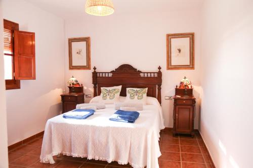 ein Schlafzimmer mit einem Bett und zwei Nachttischen in der Unterkunft Cortijo Navas in Cómpeta
