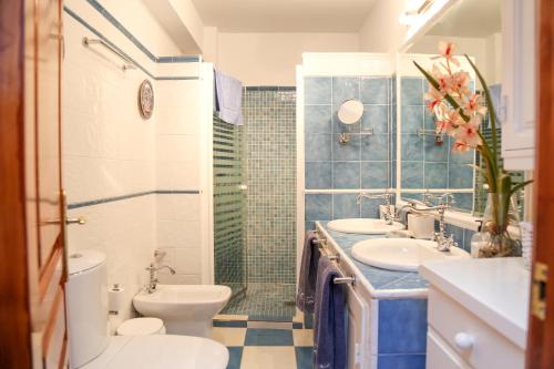 ein Badezimmer mit zwei Waschbecken, einer Toilette und einer Dusche in der Unterkunft Cortijo Navas in Cómpeta