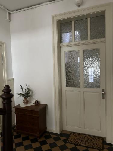 uma porta branca num quarto com uma mesa em Ferienwohnung zentral gelegen em Sonneberg