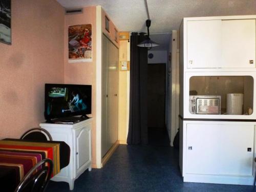 un salon avec une télévision et une chambre avec un couloir dans l'établissement Résidence Le Lys - Studio 4 Personnes MAE-4135, à Cauterets