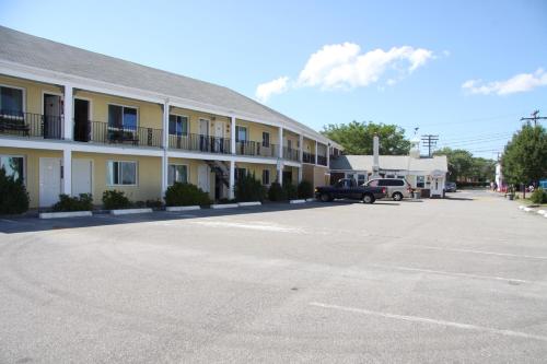 pusty parking przed motelem w obiekcie Cape Cod Inn w mieście Hyannis
