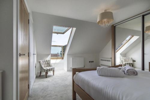 sypialnia z łóżkiem, biurkiem i oknem w obiekcie Milford Street - 5 Bedroom Luxurious Holiday Home - Saundersfoot w mieście Saundersfoot