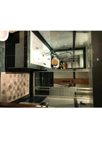 Il comprend une cuisine équipée d'une cuisinière et d'un four à tarte. dans l'établissement Résidence Le Galibier 3 - 4 Pièces 8 Personnes - Cœur de station et 100m du télésiège du Village MAE-6197, à Les Deux Alpes