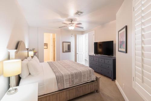 um quarto com uma cama e uma televisão de ecrã plano em Pet-Friendly Paradise em St. George