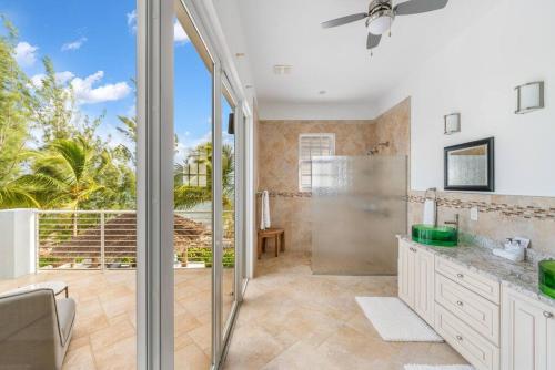 uma casa de banho com um chuveiro e uma porta de vidro deslizante em Kiboko em Midland Acres