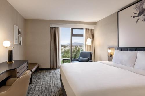 ein Hotelzimmer mit einem großen Bett und einem Fenster in der Unterkunft Radisson Blu Vancouver Airport Hotel & Marina in Richmond