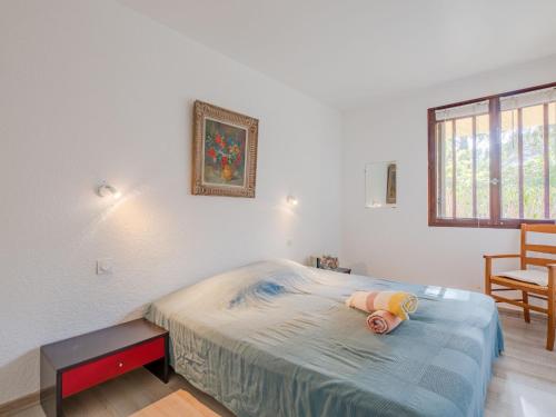 サン・テギュルフにあるApartment Les Louvans-1 by Interhomeの窓付きの部屋にベッド付きのベッドルーム1室があります。