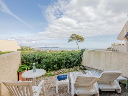 d'une terrasse avec une table, des chaises, une table et des chaises. dans l'établissement Apartment Les Louvans-1 by Interhome, à Saint-Aygulf