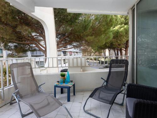 deux chaises et une table sur un balcon dans l'établissement Apartment du Parc II-8 by Interhome, à La Grande Motte