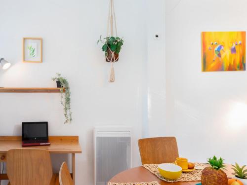 - une salle à manger avec une table, des chaises et un ordinateur portable dans l'établissement Apartment du Parc II-8 by Interhome, à La Grande Motte