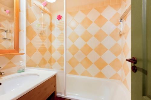 une salle de bain avec une douche, un lavabo et une baignoire dans l'établissement Résidence La Marelle et Le Rami - maeva Home - 2 pièces 5 Personnes Prestige MAE-9396, à La Plagne Tarentaise