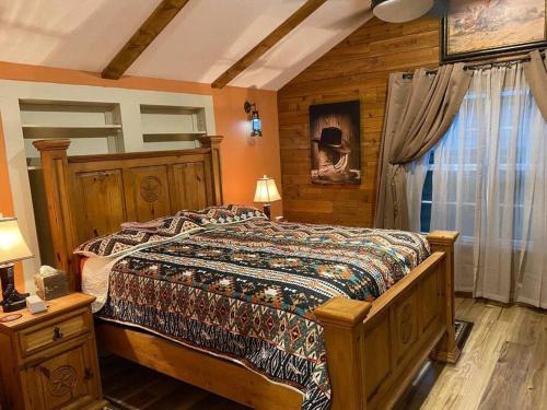 1 dormitorio con 1 cama y ventana en una habitación en Stockyards-Walk 1 Block to StockYards-Cowboy Cabin en Fort Worth