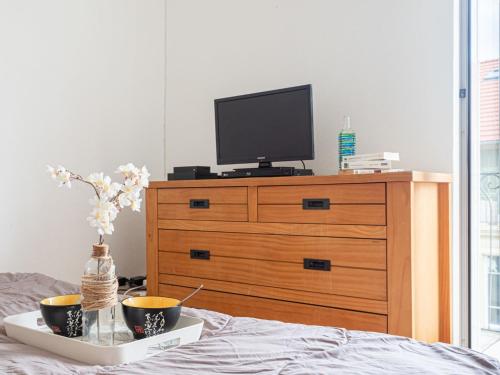 - une chambre avec une commode et une télévision dans l'établissement Apartment Foncet by Interhome, à Nice