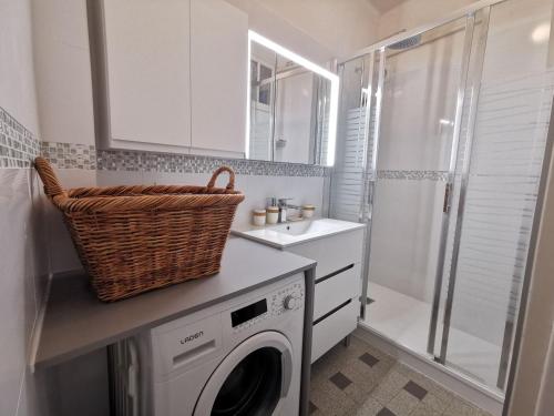 - une buanderie avec un lave-linge et un évier dans l'établissement Apartment Puits Aux Braies by Interhome, à Saint-Malo