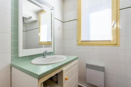 une salle de bain avec un lavabo et un miroir dans l'établissement Résidence Le Montana - maeva Home - Studio 2 Personnes Confort MAE-9709, à La Mongie