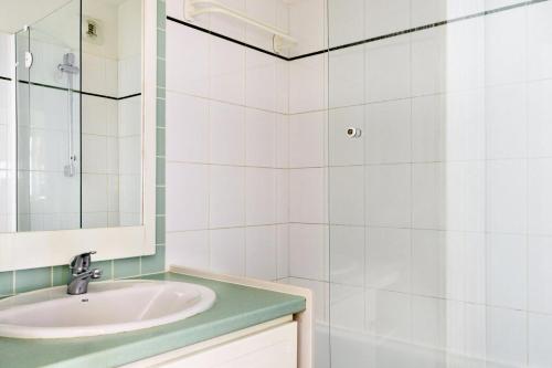 une salle de bain avec un lavabo et un miroir dans l'établissement Résidence Le Montana - maeva Home - Studio 4 Personnes Confort MAE-9712, à La Mongie