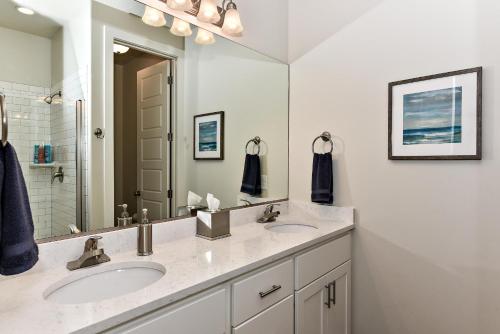 ein Badezimmer mit zwei Waschbecken und einem großen Spiegel in der Unterkunft Snow Canyon Escape in St. George