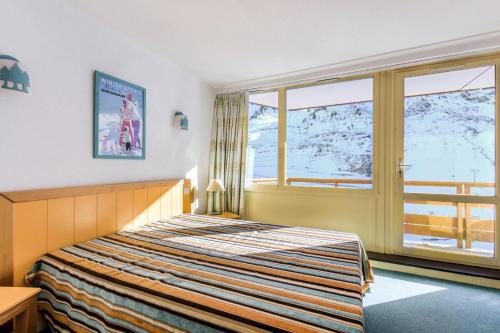 une chambre avec un lit et une grande fenêtre dans l'établissement Résidence Le Montana - maeva Home - 2 pièces 6 Personnes Confort MAE-9710, à La Mongie
