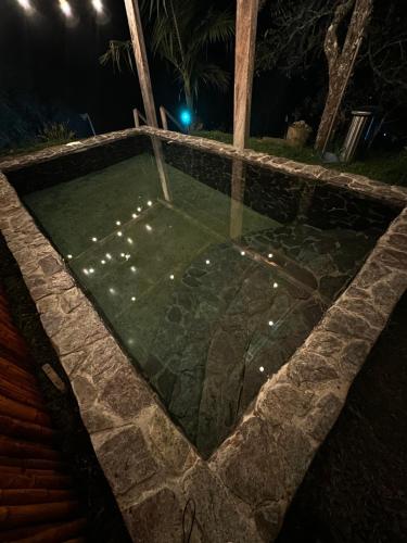basen w nocy z oświetleniem w obiekcie ORU CAMPESTRE w mieście Santa Elena