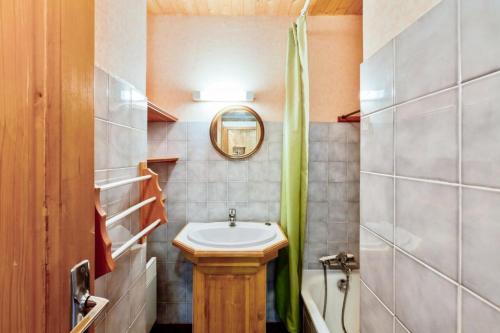 y baño con lavabo y espejo. en Chalet le Séchet - Maeva Particuliers - 2 Pièces 4 personnes Confort 140615, en Bellentre