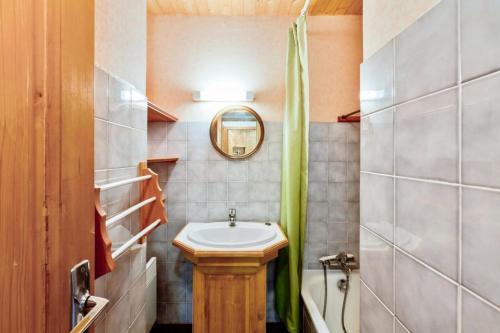 une salle de bain avec un lavabo et un miroir dans l'établissement Chalet le Séchet - maeva Home - 2 Pièces 4 personnes Confort MAE-0615, à Bellentre