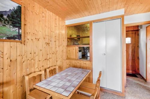 une salle à manger avec une table et une armoire dans l'établissement Chalet le Séchet - maeva Home - 2 pièces 4 Personnes Confort MAE-0621, à Bellentre