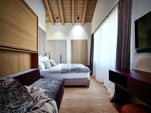 une chambre d'hôtel avec deux lits et un canapé dans l'établissement Haus am Lift, à Zell am See