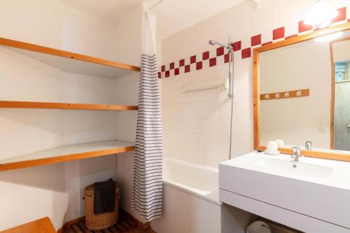uma casa de banho com um lavatório e uma banheira em Les Résidences de Valmorel - maeva Home - 2 Pièces 5 personnes Selection 11 em Valmorel