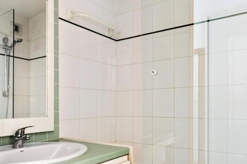 une salle de bain avec un lavabo et une douche dans l'établissement Résidence Le Montana - maeva Home - Studio 4 Personnes Confort MAE-3444, à La Mongie