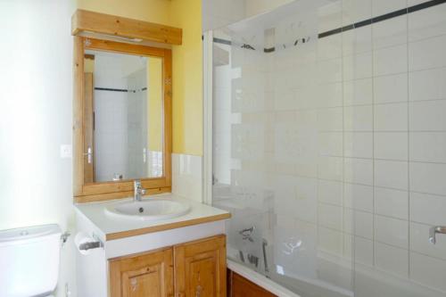 Ένα μπάνιο στο Résidence Les Valmonts - maeva Home - Studio 4 Personnes Confort MAE-3996