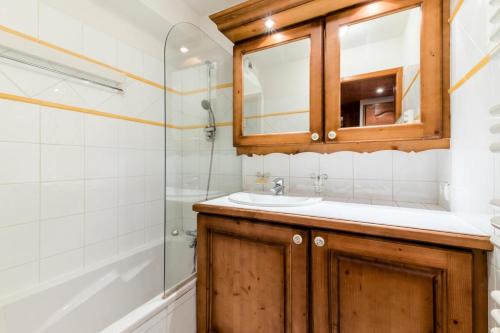 W łazience znajduje się umywalka i prysznic. w obiekcie Résidence Les Fermes du Soleil - maeva Home - 3 Pièces 6 Personnes Sélecti 02 w mieście Les Carroz d'Araches