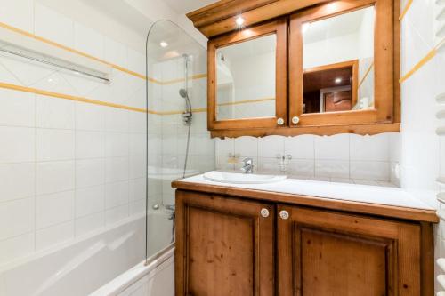 ein Badezimmer mit Waschbecken und Dusche in der Unterkunft Résidence Les Fermes du Soleil - maeva Home - 3 Pièces 6 Personnes Sélection MAE-4102 in Les Carroz d'Araches