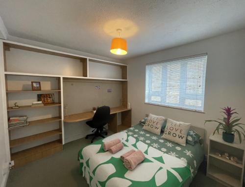 En eller flere senger på et rom på Stunning Flat Close to Regents Park and Euston Station!