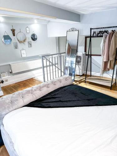 - une chambre avec un grand lit blanc dans l'établissement Modern Apartment, Nottingham City Centre, With Parking! Sleeps 4, à Nottingham