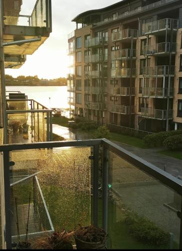 - une vue depuis le balcon d'un immeuble dans l'établissement Haugesund centrum apartment, à Haugesund