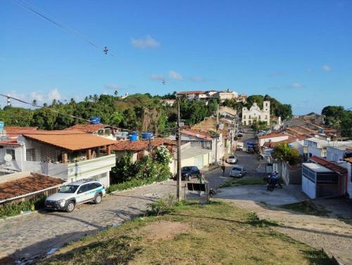 una strada cittadina con auto parcheggiate in una città di Espaço Completo Privativo - Aconchego Olinda Alta a Olinda