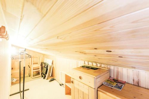 Habitación con techo de madera y escritorio. en Résidence Pierre de Soleil - maeva Home 77590, en Aime La Plagne