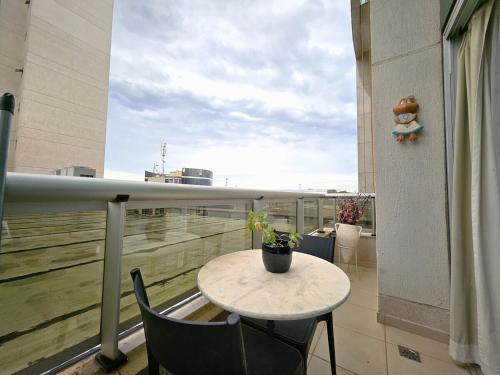 a table and chairs on a balcony with a view at Lindo e decorado, Hotel Vista in Brasilia